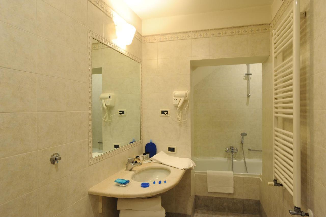 Two Connecting Double Rooms 2 Bathrooms,964600246:JPEG